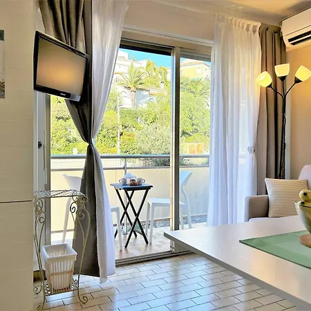 Pour 4 Personnes Au Coeur Du Lavandou Avec Vue Sur Les Collines - Fr-1-251-579 아파트