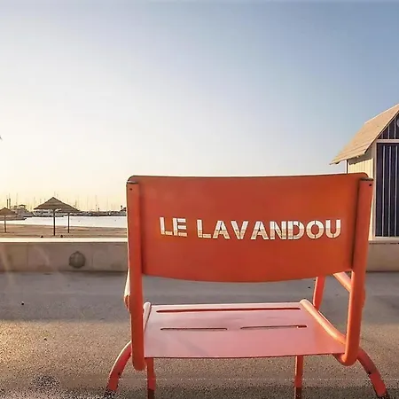 Pour 4 Personnes Au Coeur Du Lavandou Avec Vue Sur Les Collines - Fr-1-251-579 * Le Lavandou