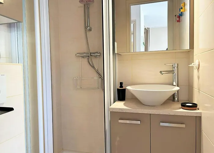 Pour 4 Personnes Au Coeur Du Lavandou Avec Vue Sur Les Collines - Fr-1-251-579 Апартаменты *