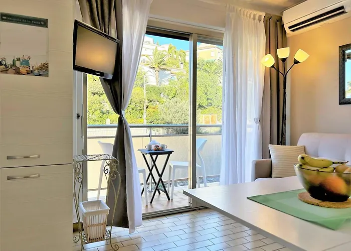 Pour 4 Personnes Au Coeur Du Lavandou Avec Vue Sur Les Collines - Fr-1-251-579 Апартаменты