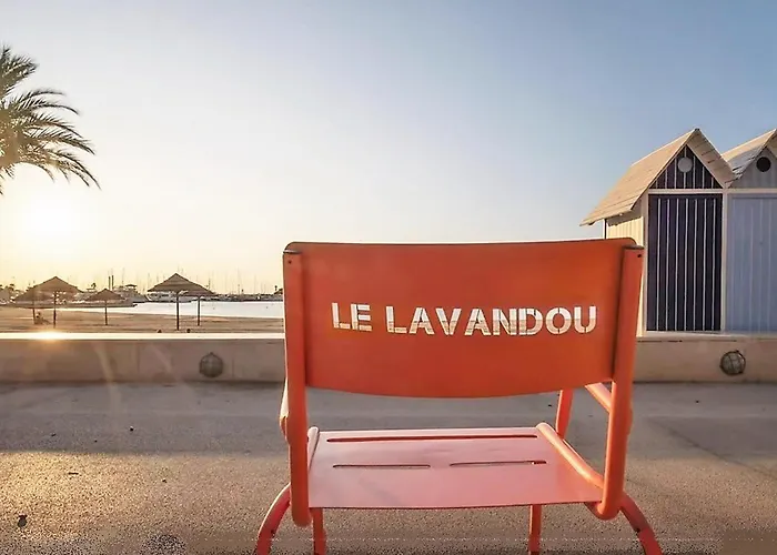 Pour 4 Personnes Au Coeur Du Lavandou Avec Vue Sur Les Collines - Fr-1-251-579 * Ле-Лаванду